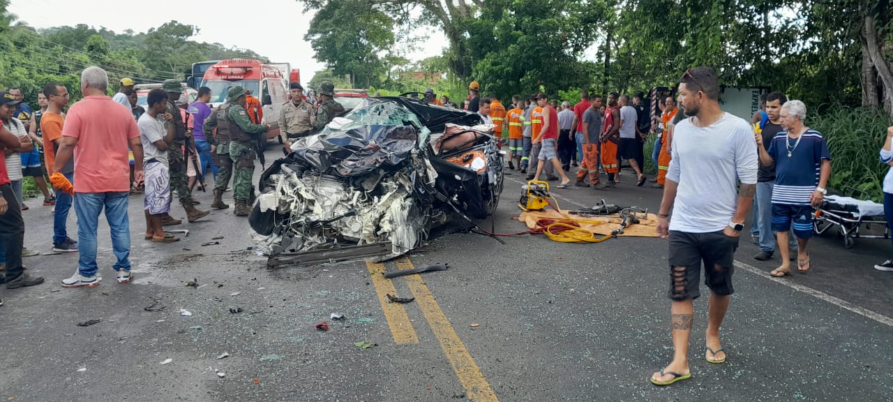 Acidente na BR-415 deixa veículo destruído; motorista teve ferimentos leves