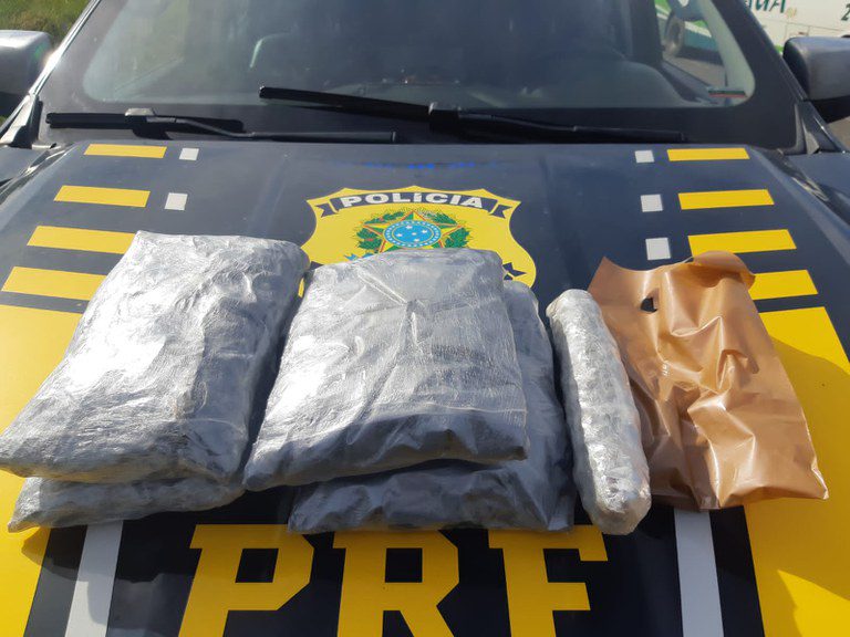 Flagrante na BR 324: PRF apreende pacotes de maconha dentro de carro