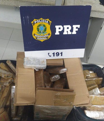 PRF apreende 60 kg de maconha em ônibus na Bahia e prende passageiro; acusado é foragido da justiça de SP
