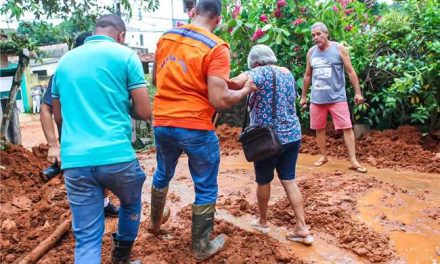 Chuvas em Ilhéus: casal de idosos que ficou ilhado é resgatado por equipes da prefeitura