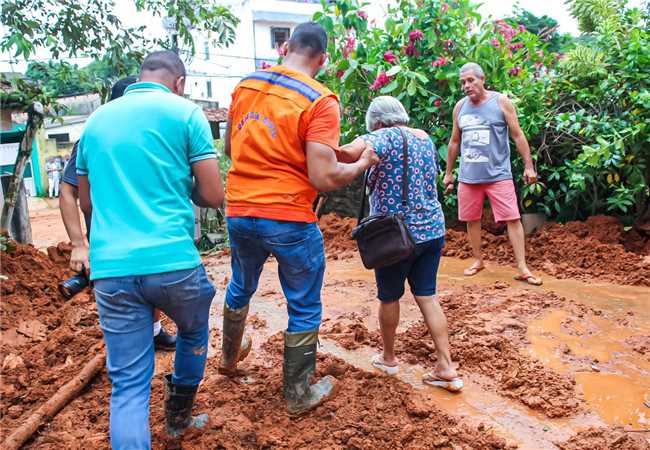 Chuvas em Ilhéus: casal de idosos que ficou ilhado é resgatado por equipes da prefeitura