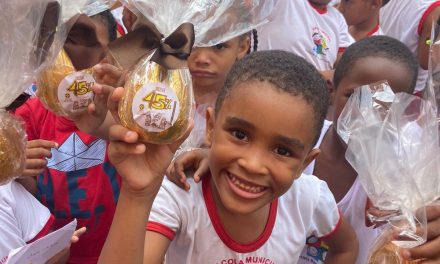 Estudantes do Ceep do Chocolate, em ilhéus, entregam Ovos de Páscoa para crianças de creches