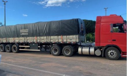 Caminhão transportando blocos de construção sem nota fiscal é retido pela PRF