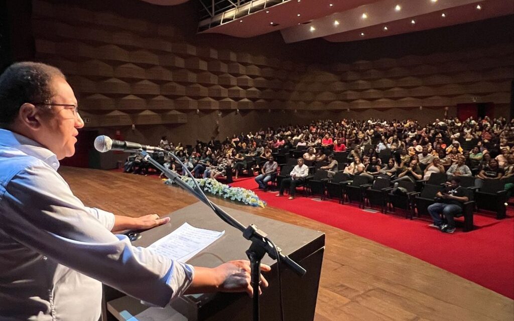 Augusto Castro anuncia reajuste de 14,95% do Piso Nacional do Magistério aos professores da Rede Municipal