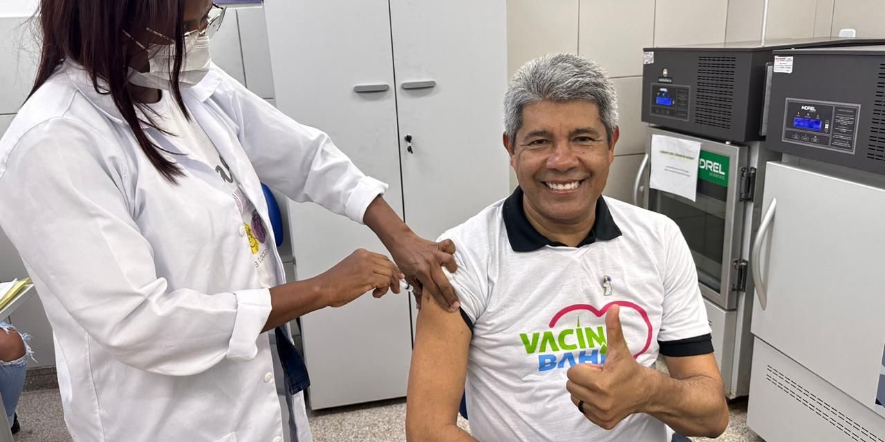 No Dia D da vacinação, Jerônimo atualiza cartão com doses da bivalente e contra a Influenza e pede que população se vacine