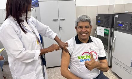 No Dia D da vacinação, Jerônimo atualiza cartão com doses da bivalente e contra a Influenza e pede que população se vacine