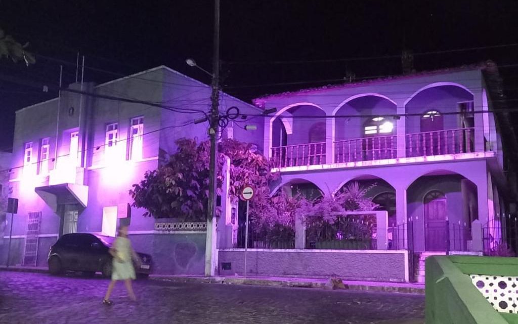 Itacaré: prédios públicos e Igreja Matriz ganham iluminação roxa em apoio à Campanha Nacional da Adoção