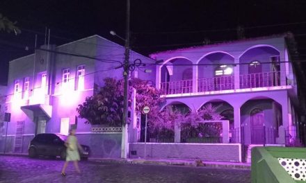 Itacaré: prédios públicos e Igreja Matriz ganham iluminação roxa em apoio à Campanha Nacional da Adoção