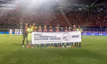 Vitória entra em campo com faixa comemorativa ao Bicentenário da Independência do Brasil na Bahia