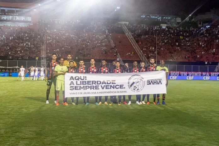 Vitória entra em campo com faixa comemorativa ao Bicentenário da Independência do Brasil na Bahia