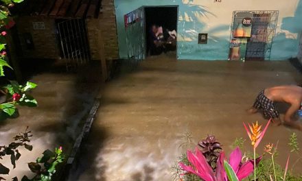Itabuna: água invade casas após rompimento de adultora no bairro São Roque