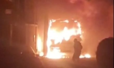 Ônibus pega fogo em Ilhéus e chamas atingem fiação elétrica