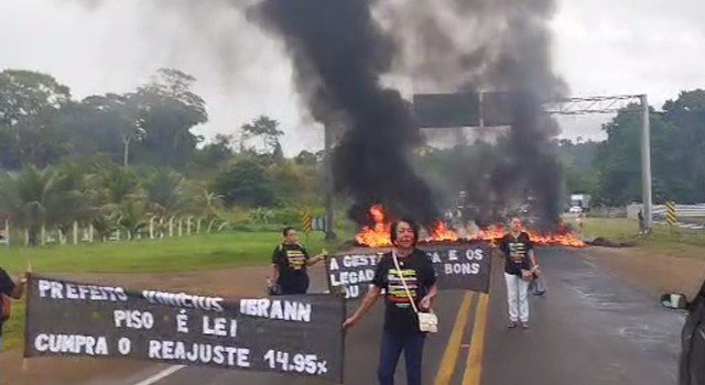 Buerarema: professores da rede municipal fecham rodovia em manifestação por reajuste