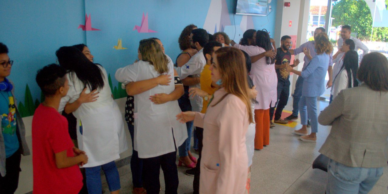 Abraço coletivo marca acolhimento do Hospital Materno-Infantil à comunidade trans da região