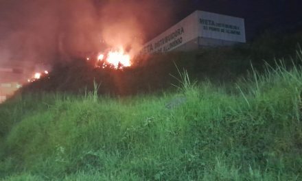 Incêndio em vegetação de terreno baldio ameaça atingir empresa na J.S.Pinheiro