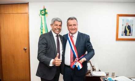 Em Brasília, Jerônimo condecora ministro Rui Costa com medalha da Ordem 2 de Julho