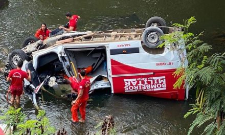 Veículos dos Bombeiros caem no rio após serem atingidos por carreta desgovernada durante resgate de vítimas de outro acidente