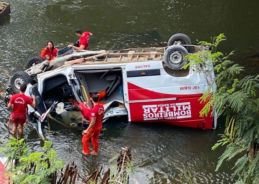 Veículos dos Bombeiros caem no rio após serem atingidos por carreta desgovernada durante resgate de vítimas de outro acidente