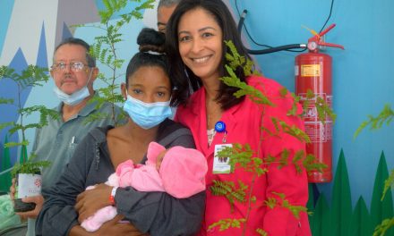 Após parceria com a Uesc, Materno-Infantil volta a distribuir mudas de Pau-Brasil na alta dos bebês