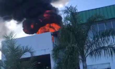 Fábrica de refrigerantes pega fogo na Bahia
