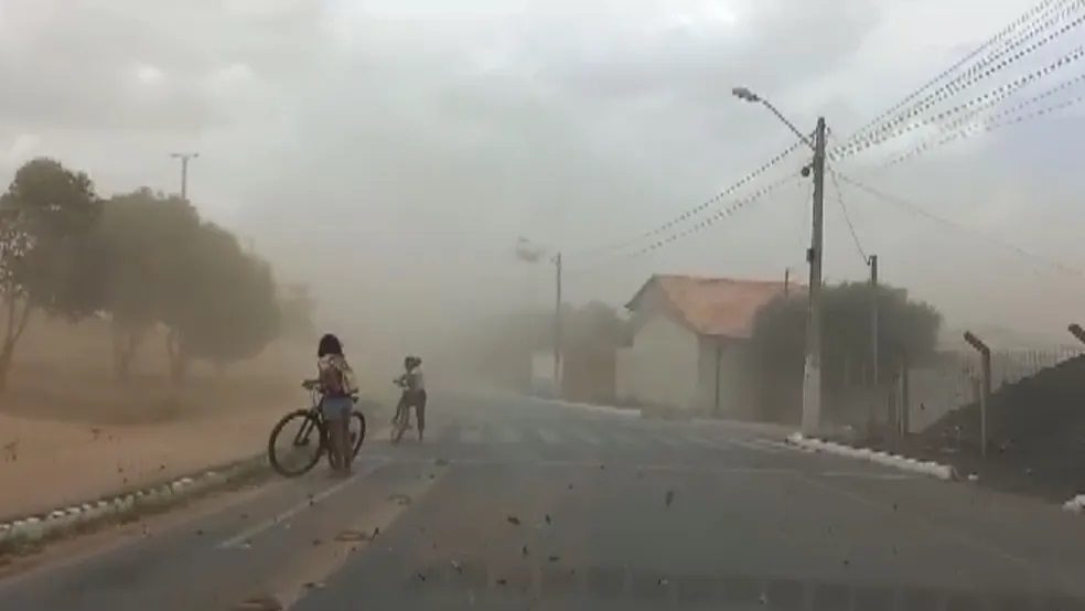 Barreiras é atingida por forte ventania neste sábado; cidade ficou encoberta pela poeira