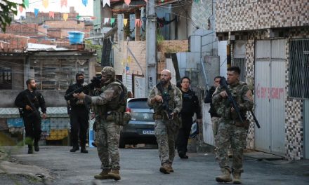 Salvador: 2 homens morrem e 8 são presos durante operação contra grupo suspeito de matar mais de 30 pessoas