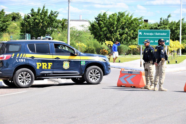 PRF apreende caminhões-tanque que transportavam 50 mil litros de combustível sem nota fiscal