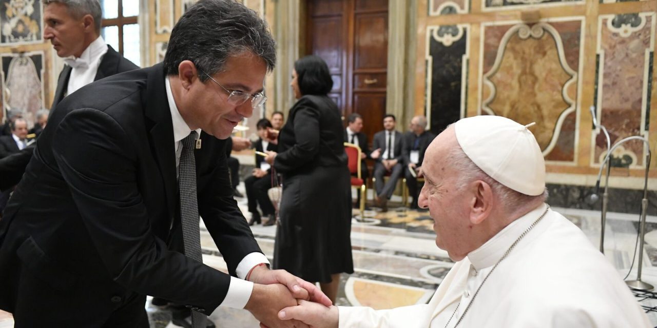 Reitor da Uesc participa de encontro com o papa Francisco em Roma