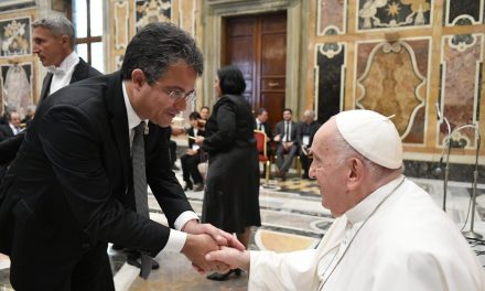 Reitor da Uesc participa de encontro com o papa Francisco em Roma