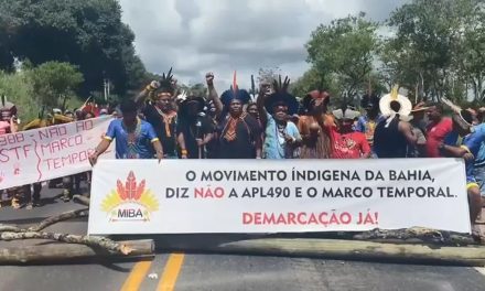 Em protesto contra o marco temporal, indígenas fecham rodovia em Itamaraju