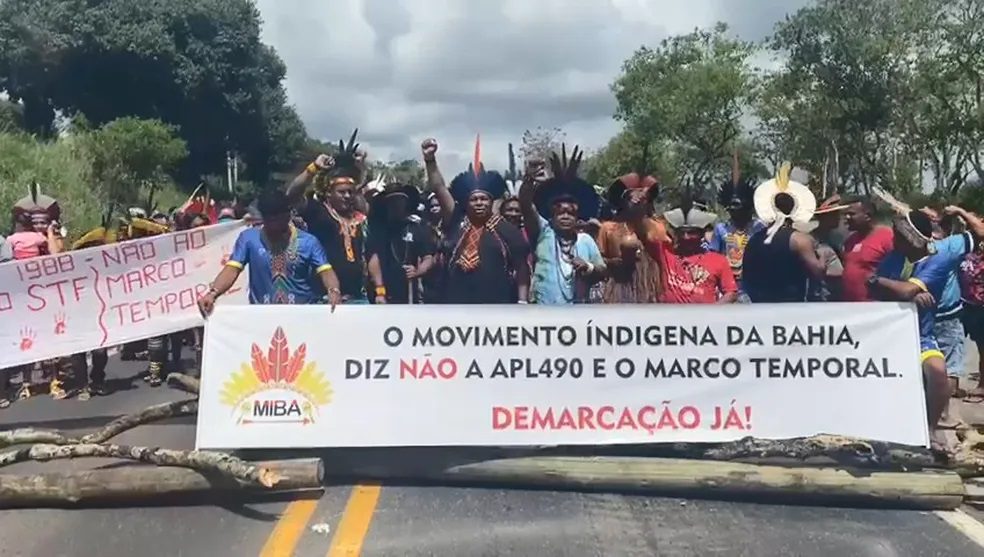 Em protesto contra o marco temporal, indígenas fecham rodovia em Itamaraju