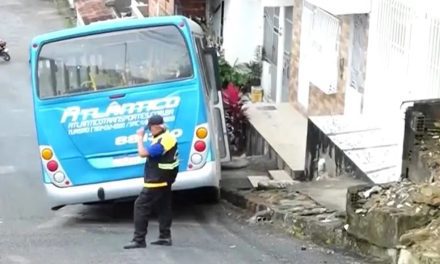 Ônibus desce ladeira desgovernado e atinge casa em Itabuna