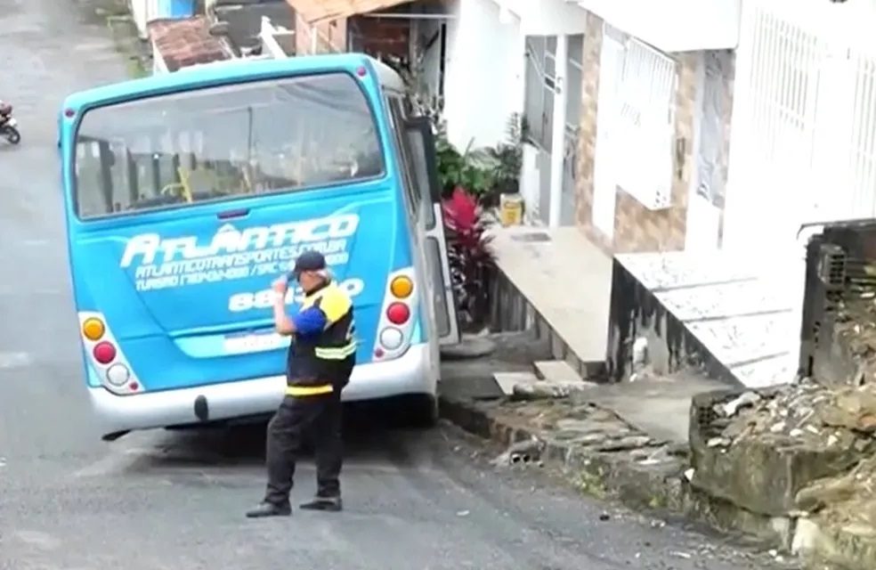 Ônibus desce ladeira desgovernado e atinge casa em Itabuna