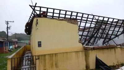Ilhéus: telhado de escola desaba no Banco do Pedro e deixa moradores assustados