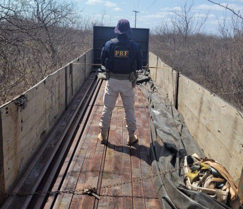 PRF prende homem suspeito de furtar trilhos de trem em Juazeiro