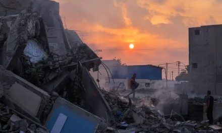 Conflito entre Israel e Hamas entra no 2º dia com novas explosões; mais de mil pessoas morreram