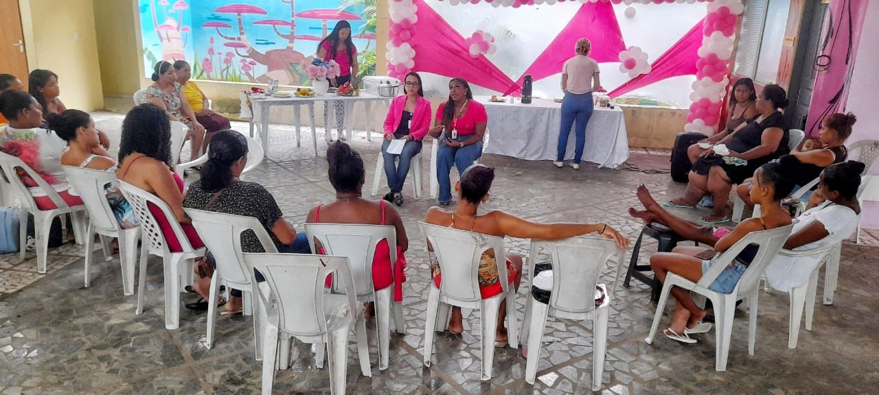 Outubro Rosa: Profissionais do Materno-Infantil participam de roda de conversa com mulheres atendidas pelo CRAS