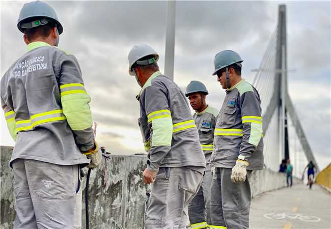 Após moradores reclamarem de escuridão e perigo, Ponte Jorge Amado passa por manutenção na rede elétrica