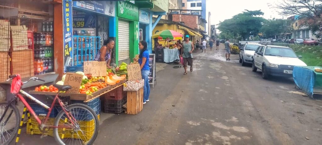 Comerciantes que voltaram a trabalhar no entorno da Feira do São Caetano são notificados pela prefeitura