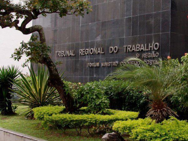 Justiça determina que banco pague R$ 30 mil para funcionária com albinismo por desconsiderar deficiência visual