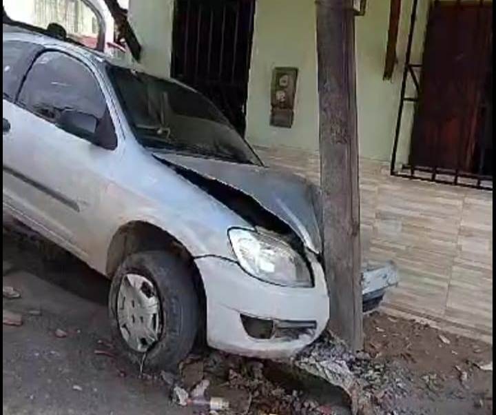 Carro atinge moto e uma residência após descer ladeira desgovernado 