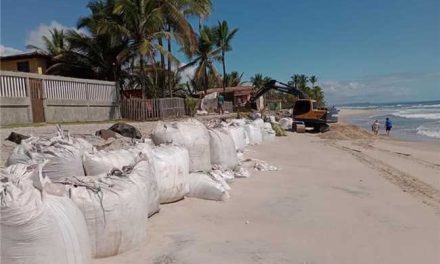 Ilhéus: prefeitura mobiliza serviços para amenizar danos causados pelo avanço da maré na Zona Norte