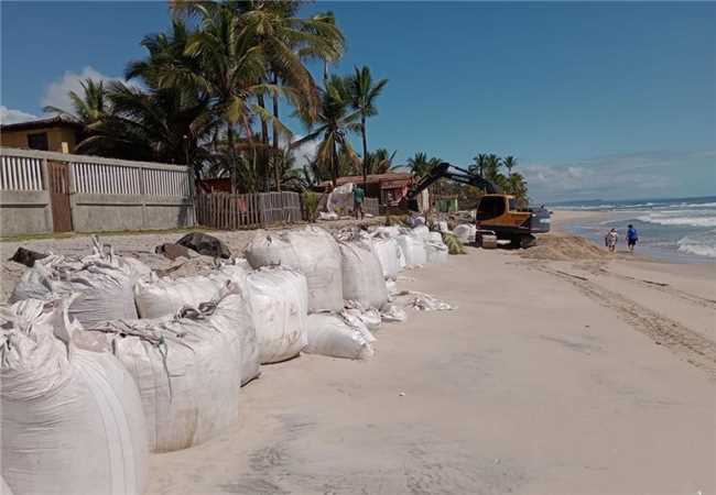 Ilhéus: prefeitura mobiliza serviços para amenizar danos causados pelo avanço da maré na Zona Norte