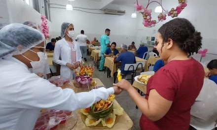 Hospital de Base promove mais uma ação do “Outubro Rosa” no refeitório