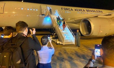 Voo da FAB com primeiros 211 brasileiros repatriados de Israel chega ao Brasil