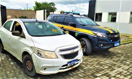 PRF recupera em Gandu carro roubado em Salvador