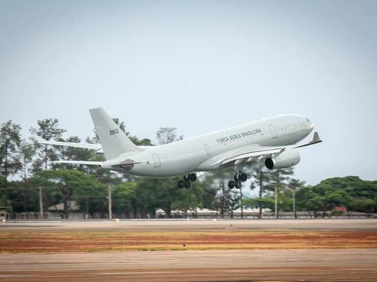 Voo de repatriação deixa Israel com 209 passageiros e 9 pets rumo ao Brasil