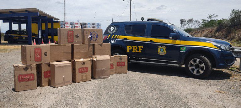 PRF apreende maços de cigarros contrabandeados escondidos em caminhão baú na BR-116