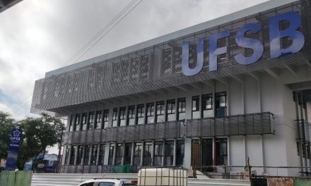 Concurso da UFSB oferece 25 vagas para professor; salário podem chegar a 11 mil