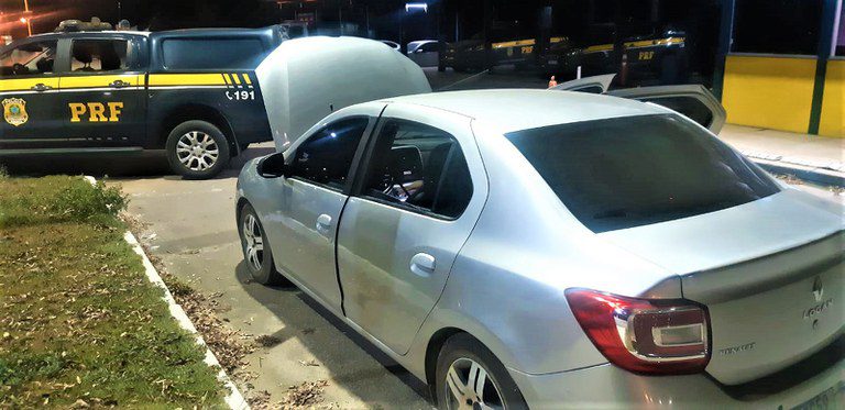 Mulher pega carro do marido e acaba detida após a PRF descobrir que veículo era roubado